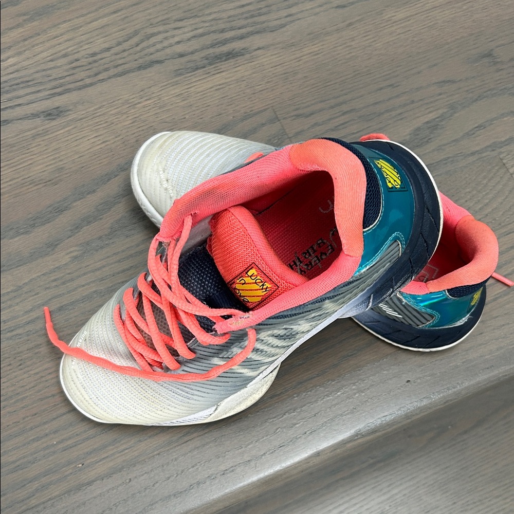 K SWISS TENNIS SHOES